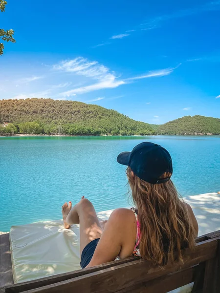 Mooie Vrouw Zittend Een Bank Het Meer Ongelooflijk Landschap Tijdens — Stockfoto