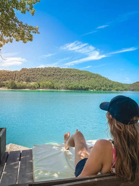 Belle Femme Assise Dans Canapé Dans Lac Paysage Incroyable Pendant — Photo