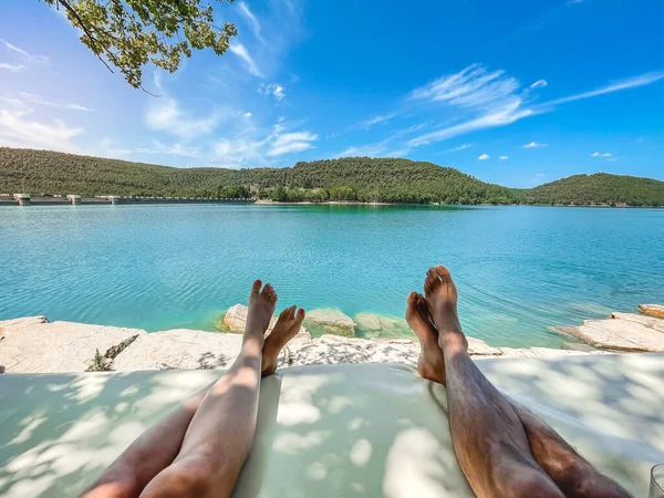 Point Vue Couple Avec Pieds Nus Dans Lac Superbe Coucher — Photo