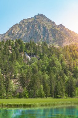 Gün batımında muhteşem göl manzarası. Göz kamaştırıcı bir manzara. Doğa kavramının güzelliği. Seyahat ve tatil duvar kâğıdı, ekran koruyucu, güzel ve vahşi bir arka plan..
