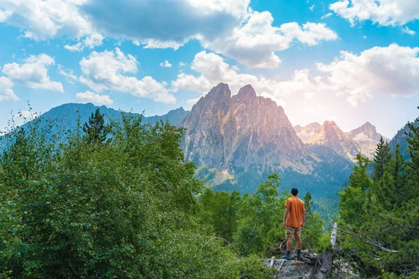 Prachtig Landschap Met Aantrekkelijke Man Met Oranje Shirt Top Van — Stockfoto