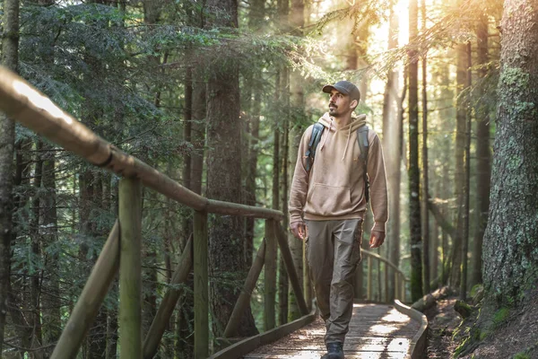Junger Mann Läuft Auf Einem Holzsteg Durch Den Wald Wald — Stockfoto