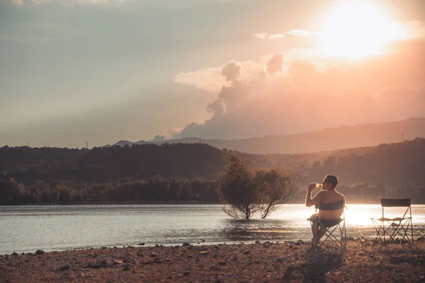 Jovem Desfrutando Dia Lago Durante Pôr Sol Sentado Uma Cadeira — Fotografia de Stock