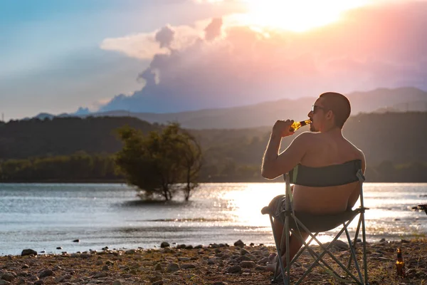 Jongeman Geniet Van Een Dag Aan Het Meer Bij Zonsondergang — Stockfoto