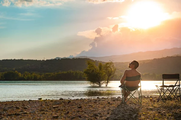 Jongeman Geniet Van Een Dag Aan Het Meer Bij Zonsondergang — Stockfoto