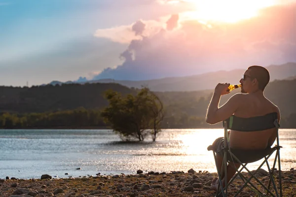 Νεαρός Που Απολαμβάνει Μια Μέρα Στη Λίμνη Ηλιοβασίλεμα Κάθεται Μια — Φωτογραφία Αρχείου