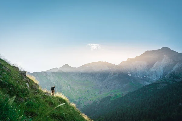 Jongeman Trekking Top Van Een Groene Berg Genieten Van Het — Stockfoto