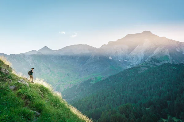 Jongeman Trekking Top Van Een Groene Berg Genieten Van Het — Stockfoto