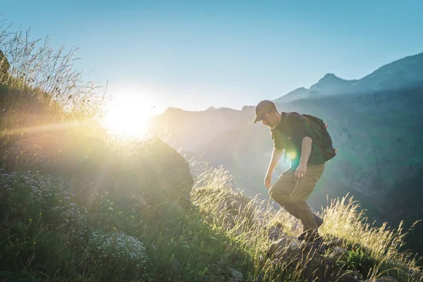 Jongeman Trekking Top Van Een Groene Berg Genieten Van Het — Stockfoto