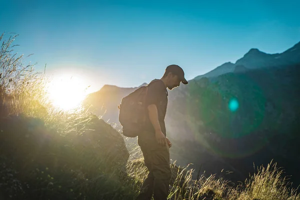 Young Man Trekking Top Green Mountain Enjoying Amazing Landscape Views — Stock Photo, Image