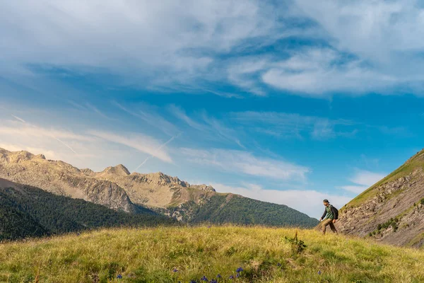 Genç Adam Yeşil Bir Dağın Tepesinde Gün Batımında Muhteşem Manzara — Stok fotoğraf