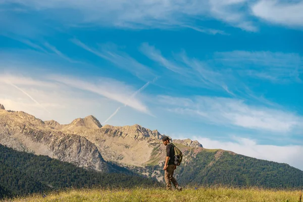 Young Man Trekking Top Green Mountain Enjoying Amazing Landscape Views — Stock Photo, Image