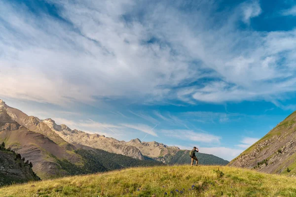 Jongeman Trekking Top Van Een Groene Berg Genieten Van Het — Stockfoto