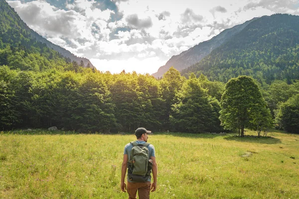 Filmado Pelas Costas Jovem Caminhando Topo Uma Montanha Verde Desfrutando — Fotografia de Stock