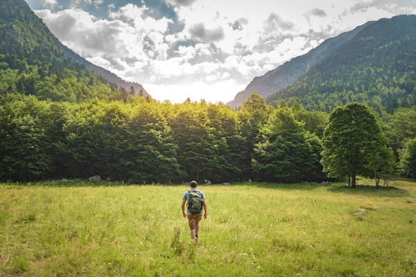 Jovem Caminhando Topo Uma Montanha Verde Desfrutando Das Incríveis Vistas — Fotografia de Stock