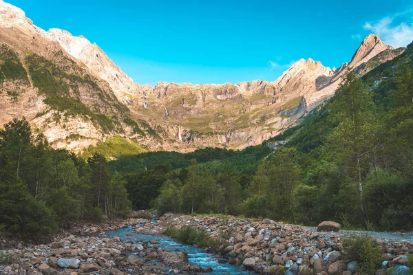 Prachtig Berglandschap Met Watervallen Rivieren Tijdens Zonsondergang Een Schilderachtig Uitzicht — Stockfoto