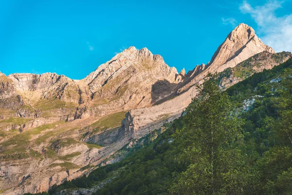 Gün Batımında Güzel Dağlar Manzarası Dağların Üzerinde Renkli Bir Gökyüzünün — Stok fotoğraf