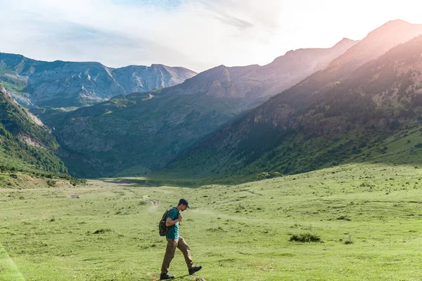 Young Man Trekking Top Green Mountain Enjoying Amazing Landscape Views — Stock Photo, Image