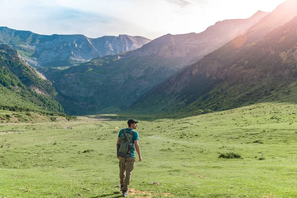 Jongeman Trekking Top Van Een Groene Berg Genieten Van Het — Stockfoto