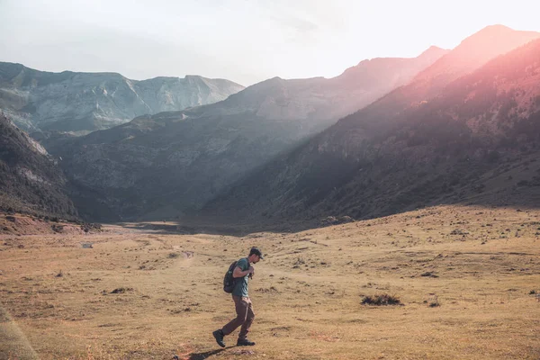 Молодой Человек Путешествующий Вершине Зеленой Горы Наслаждается Удивительными Пейзажами Время — стоковое фото