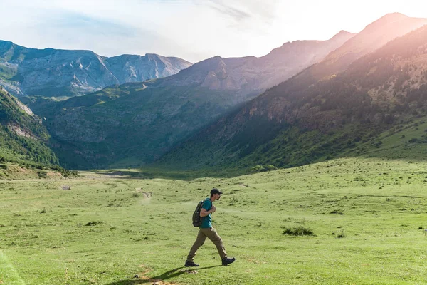 Young Man Trekking Top Green Mountain Enjoying Amazing Landscape Views — Stock Photo, Image