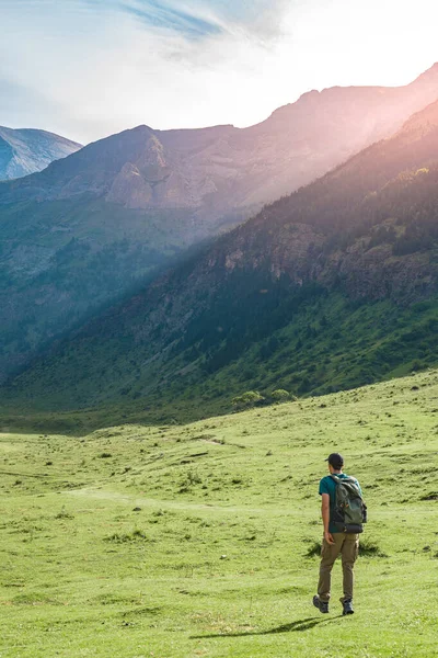 Young Man Trekking Top Green Mountain Enjoying Amazing Landscape Views — Stock Photo, Image