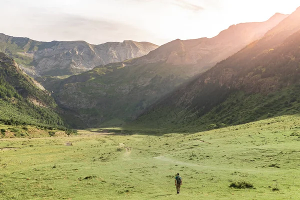 Jovem Caminhando Topo Uma Montanha Verde Desfrutando Das Incríveis Vistas — Fotografia de Stock