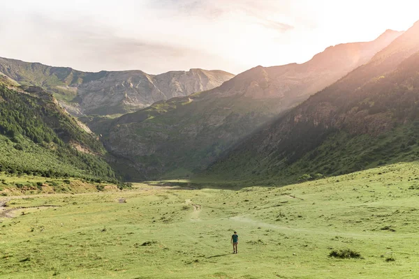 Jongeman Trekking Top Van Een Groene Berg Genieten Van Het — Stockfoto
