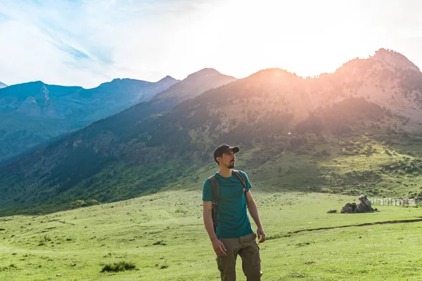 Young Man Trekking Top Green Mountain Enjoying Amazing Landscape Views — Stock Photo, Image