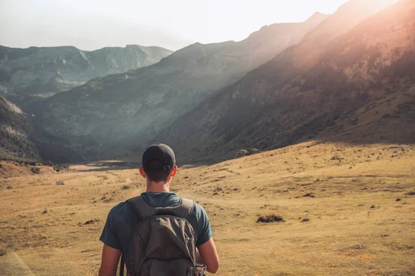 Filmado Pelas Costas Jovem Caminhando Topo Uma Montanha Verde Desfrutando — Fotografia de Stock