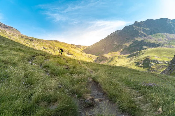 Jongeman Trekking Top Van Een Groene Berg Genieten Van Het — Stockfoto