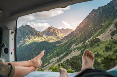 Yaşlı minibüsün içinde romantik bir çiftin bacakları manzaranın tadını çıkarırken yetişkin bir erkek ve kadın yaz tatilinin tadını çıkarıyorlar. Van hayatı.