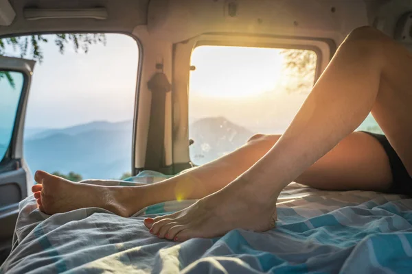Pohled Nohy Šťastné Dívky Minivanu Při Západu Slunce Mladá Žena — Stock fotografie