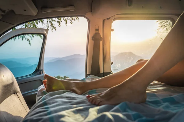 Pohled Nohy Šťastné Dívky Minivanu Při Západu Slunce Mladá Žena — Stock fotografie