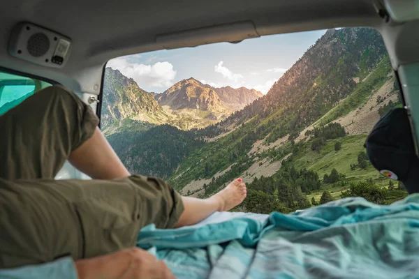 Blick Auf Die Beine Eines Glücklichen Mädchens Minivan Bei Sonnenuntergang — Stockfoto