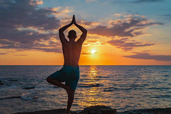 Egnet Ung Mand Praktiserer Solhilsen Yoga Stranden Solnedgang Meditation Koncentration - Stock-foto