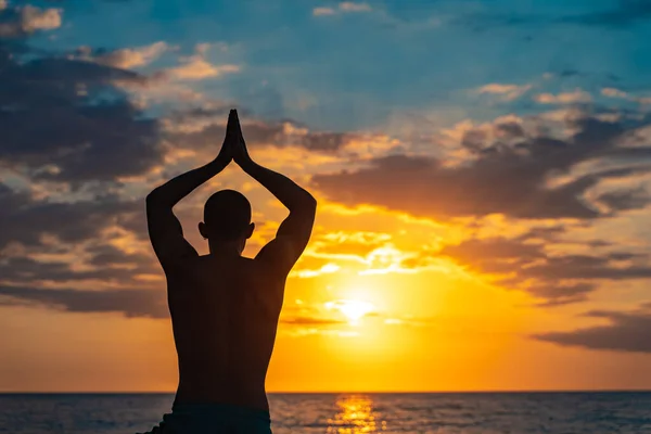 Egnet Ung Mand Praktiserer Solhilsen Yoga Stranden Solnedgang Meditation Koncentration - Stock-foto
