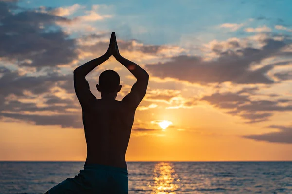 Egnet Ung Mand Praktiserer Solhilsen Yoga Stranden Solnedgang Meditation Koncentration - Stock-foto