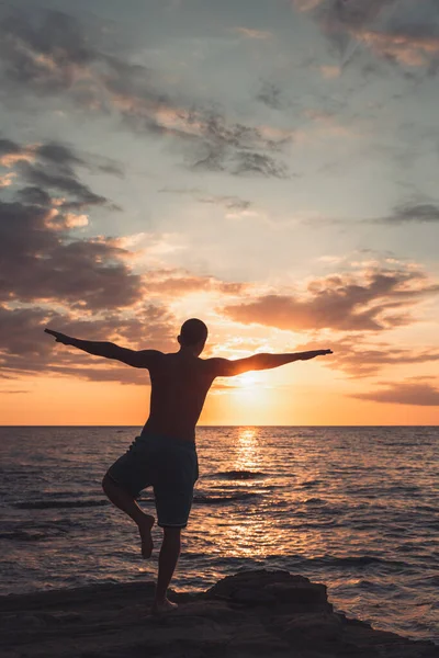 Zdravý Mladý Muž Cvičí Jógu Pózuje Pláži Při Západu Slunce — Stock fotografie