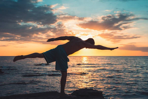 Joven Forma Practica Posturas Yoga Playa Atardecer Postura Meditación Concentración — Foto de Stock