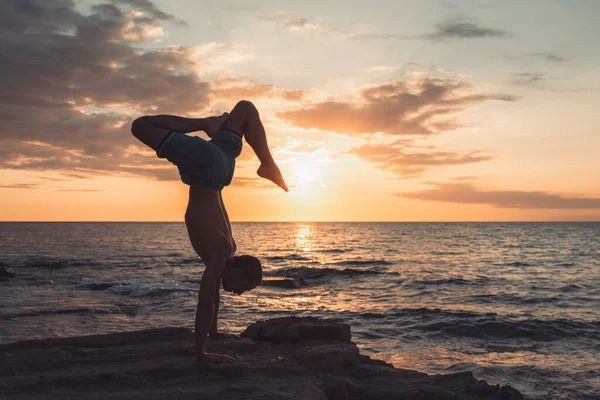 Ένας Γυμνασμένος Νεαρός Κάνει Γιόγκα Στην Παραλία Κατά Διάρκεια Του — Φωτογραφία Αρχείου