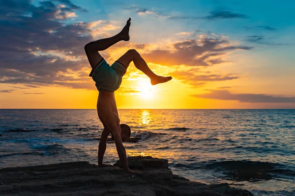 Egnet Ung Mand Praktiserer Yoga Udgør Stranden Solnedgangen Meditation Koncentration - Stock-foto
