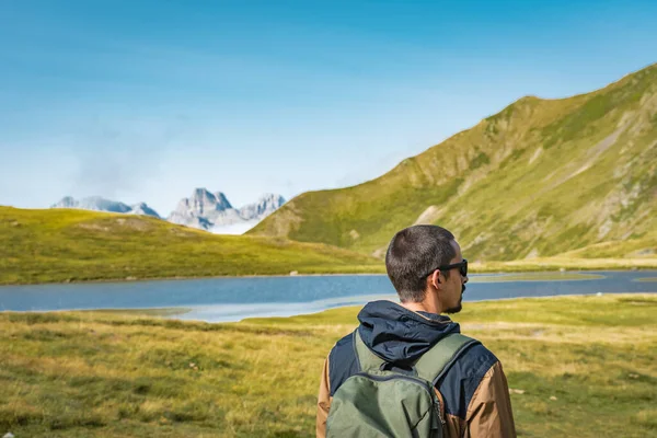 Jongeman Top Van Een Groene Berg Genietend Van Het Prachtige — Stockfoto