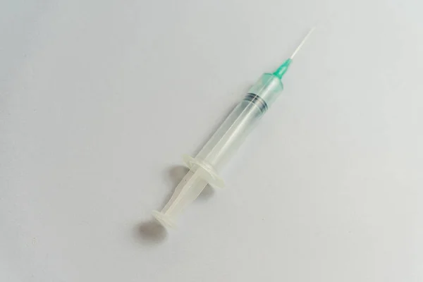 Vacina Contra Vírus Corona Isolada Sobre Fundo Branco Gripe Retenção — Fotografia de Stock