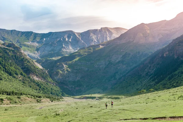 Gün Batımında Güzel Dağlarda Yürüyüş Yapan Iki Adam Dağların Üzerinde — Stok fotoğraf