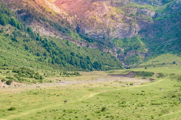 Prachtig Berglandschap Tijdens Zonsondergang Een Schilderachtig Uitzicht Een Kleurrijke Lucht — Stockfoto