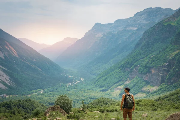 Jongeman Trekking Top Van Een Groene Berg Genieten Van Het — Stockfoto