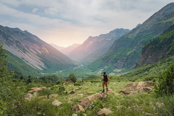 Jongeman Trekking Top Van Een Groene Berg Genieten Van Het — Stockfoto