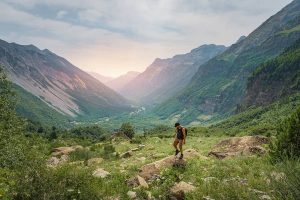 Jongeman Trekking Top Van Een Groene Berg Genieten Van Het — Stockfoto