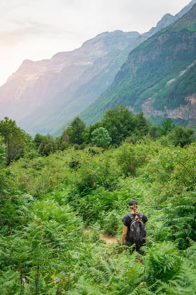 Young Woman Trekking Top Green Mountain Ferns Enjoying Amazing Landscape — Stock Photo, Image